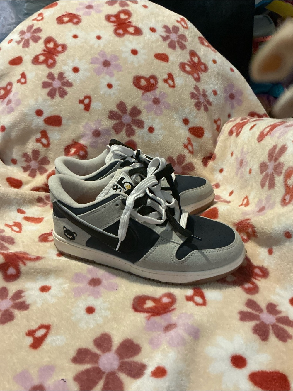 Nike Kids Low-Top Sneakers in Black and Light Gray